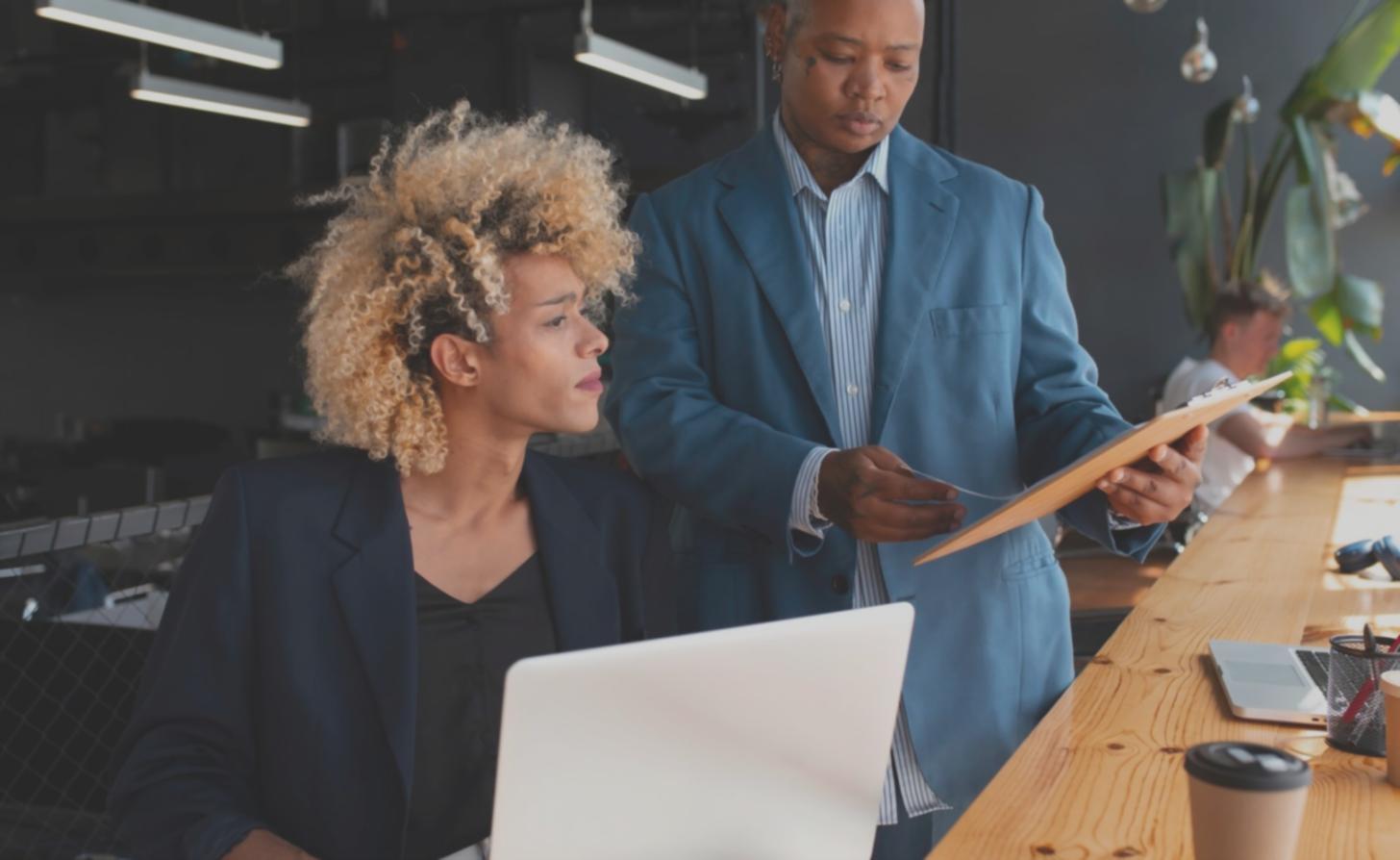 Interface de planification financière avec données et visualisations