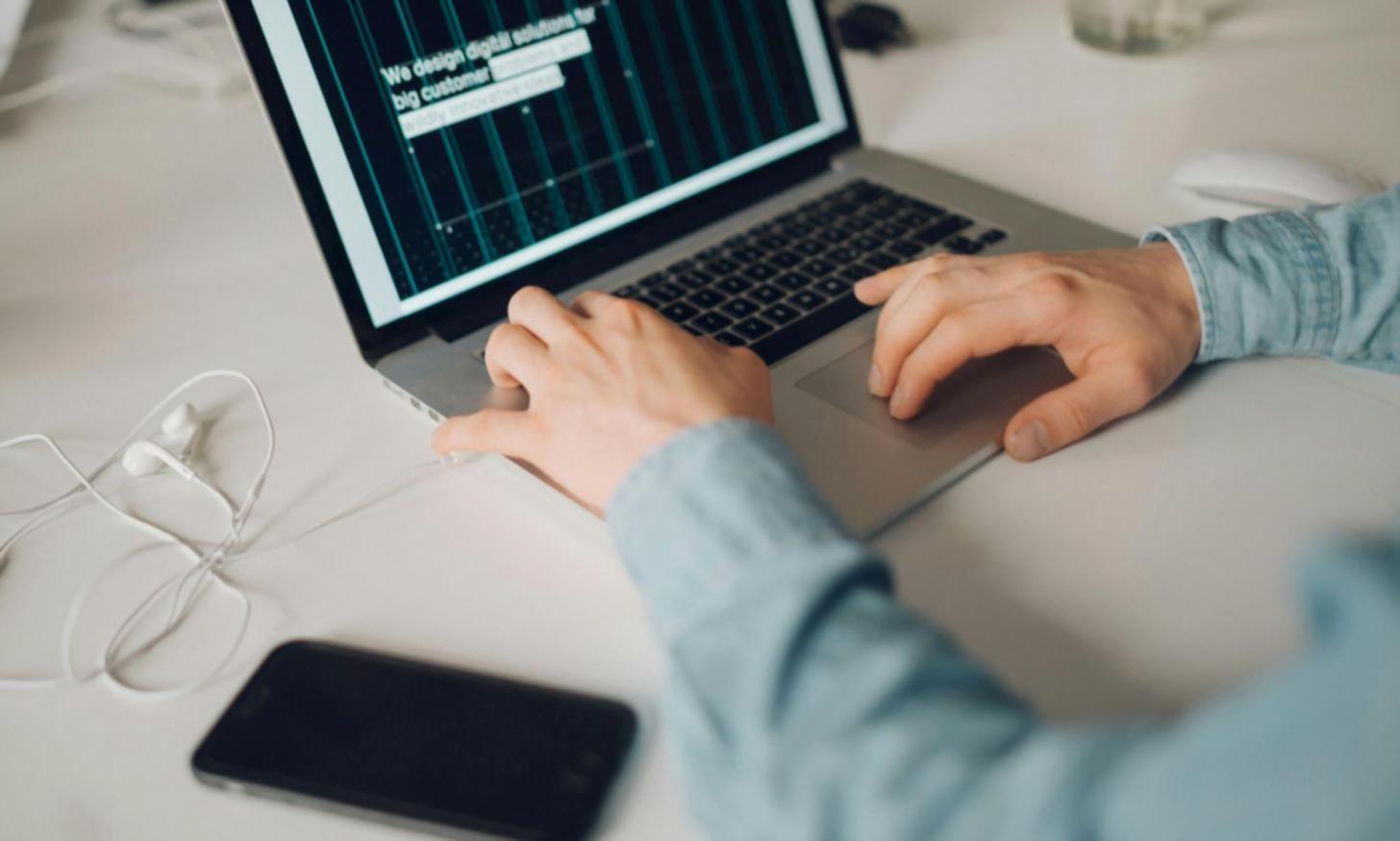 Espace de travail moderne avec outils financiers