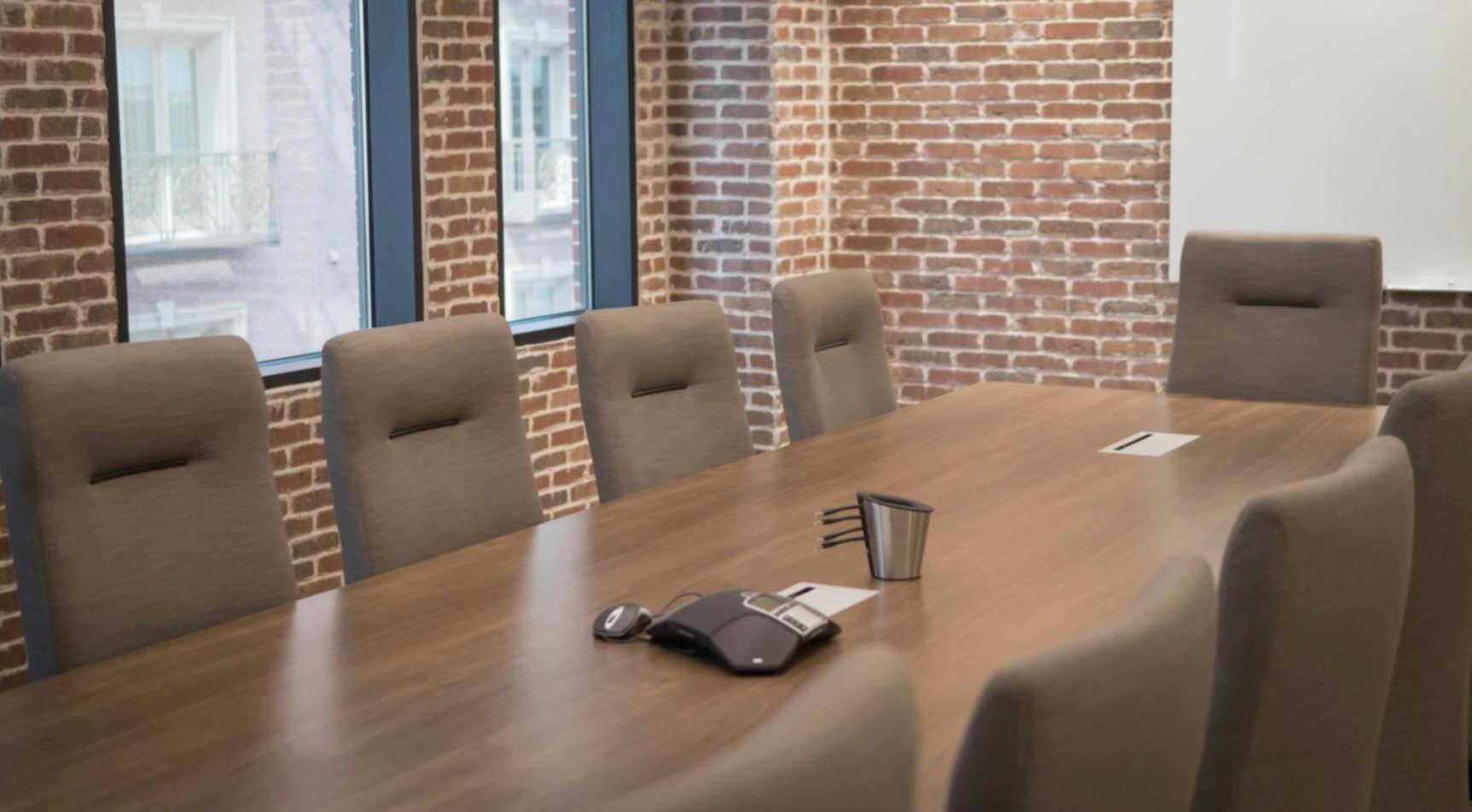 Analyse financière détaillée sur écran avec graphiques et tableaux de bord