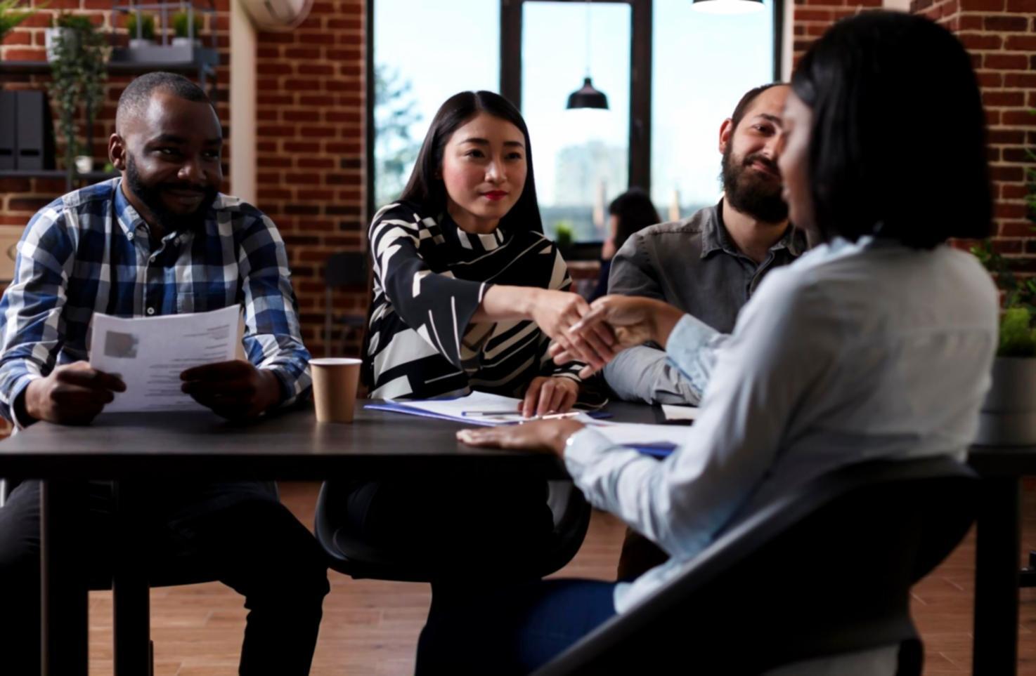 Environnement de formation moderne avec outils numériques et espace de travail collaboratif